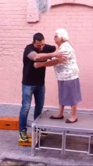 Fabrício Werdum Instagram - O DIA QUE CHAMEI NO MANUAL DO SELINHO! Página: 47 selinho não! 😊

Obs: @combate postou essa vídeo hoje! Valeu dos nossos