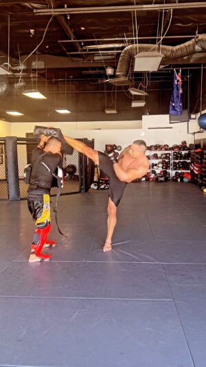 Fabrício Werdum Instagram - 14 dias! Heeeeyyy 
112 kgs/ 1,93 altura/ 46 anos 😎

@gamebredfc @gamebredfighter