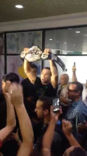 Fabrício Werdum Instagram - Vamos relembrar quando cheguei no aeroporto de Porto Alegre depois de ser Campeão do #UFC