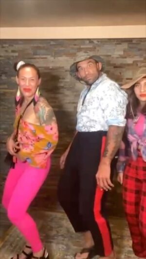 Fabrício Werdum Instagram - Relembrando esse momento histórico! 

CRIS: TRONGALOGA, EU: MONGOLÃO AFUUU, Gabi: LARRYZINHA
@criscyborg 
O QUE VC ACHOU DA PERFORMANCE?