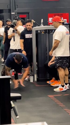 Fabrício Werdum Instagram - NUNCA FAÇA FLEXÕES EM UMA ACADEMIA QUE TEM MAIS DE 100 APARELHOS, E MUITO MENOS NA FRENTE DO DONO DA ACADEMIA 😅😅😅

@correabodybuilder