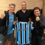 Fabrício Werdum Instagram - #VaiCavalo 🇪🇪 E esse encontro de peso, literalmente? Tive a honra de presentear o campeão do UFC, Fabrício Werdum, com uma camisa do nosso tricolor. Aqui é Grêmio! Vamos pra cima! 💪🏻