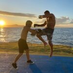 Fabrício Werdum Instagram - Dois campeões, com uma amizade de longa data, matando a saudade e treinando juntos na deslumbrante paisagem da beira mar. Esses companheiros de treino sabem que a chave para o sucesso está em manter a dedicação e o trabalho em equipe. A beleza natural do cenário só acrescenta à energia positiva desse momento único. #AmizadeDeLongaData #TreinoNaBeiraMar #CampeõesJuntos