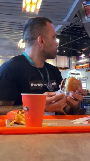 Fabrício Werdum Instagram - Quase infartaram mas passam bem! 😂