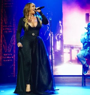 Faith Evans Instagram - Thank you lil big bro @usher for having me tonight! So happy for you & proud of your ascension! #URLV #teamfizzy 👩‍🦳💇‍♀️: @amber4hair 💄: @kayemakeup 👗: @j_custom_nyc 📸: @thefamousunkwn