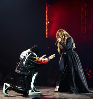 Faith Evans Instagram - Thank you lil big bro @usher for having me tonight! So happy for you & proud of your ascension! #URLV #teamfizzy 👩‍🦳💇‍♀️: @amber4hair 💄: @kayemakeup 👗: @j_custom_nyc 📸: @thefamousunkwn