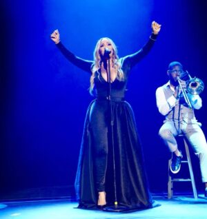 Faith Evans Instagram - Thank you lil big bro @usher for having me tonight! So happy for you & proud of your ascension! #URLV #teamfizzy 👩‍🦳💇‍♀️: @amber4hair 💄: @kayemakeup 👗: @j_custom_nyc 📸: @thefamousunkwn