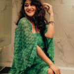 Falaq Naaz Instagram - Her vibe is pretty 🫰🏻💕 . . . Outfit-: @kalakaaribysagarika PR-: @dinky_nirh 📸-: @portraitdeewana Makeup and hair-: @blush_on_by_shrutishah @lavish_beauties_by_lavanya Managed by-: @trending_influencers . . . #pic #falaqnaaz #outfit #look #lookdodia