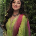 Falaq Naaz Instagram - तेरे आने की जब ख़बर महकी तेरी ख़ुशबू से सारा घर महके💕💕💕 . . . Outfit-: @bunaai @iparichoudhary 💕🫰🏻 Jewellery-: @swabhimannjewellery 📸-: @portraitdeewana Makeup and hair-: @blush_on_by_shrutishah @lavish_beauties_by_lavanya Managed by-: @trending_influencers . . . #postoftheday #ootd #festivevibes #jhumka #falaqnaaz #falaqkifauj #hairandmakeup