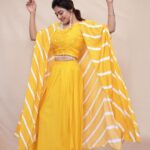 Falaq Naaz Instagram - 💛💛💛💛 . . . Wearing-: @everbloomindia Jhumka-: @indianjewellery999 Pr-: @oakpinionpr 📸-: @portraitdeewana Makeup and hair-: @blush_on_by_shrutishah @lavish_beauties_by_lavanya Managed by-: @trending_influencers . . . #postoftheday #ootd #festivevibes #jhumka #falaqnaaz #falaqkifauj #hairandmakeup