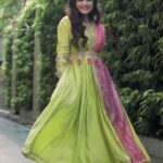 Falaq Naaz Instagram - तेरे आने की जब ख़बर महकी तेरी ख़ुशबू से सारा घर महके💕💕💕 . . . Outfit-: @bunaai @iparichoudhary 💕🫰🏻 Jewellery-: @swabhimannjewellery 📸-: @portraitdeewana Makeup and hair-: @blush_on_by_shrutishah @lavish_beauties_by_lavanya Managed by-: @trending_influencers . . . #postoftheday #ootd #festivevibes #jhumka #falaqnaaz #falaqkifauj #hairandmakeup