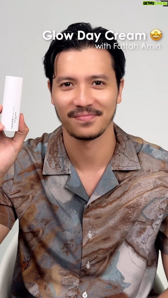 Fattah Amin Instagram - Para lelaki Ingin kelihatan glowing di siang hari?Jangan risau. Glow Day Cream ada untuk jejaka - jejaka diluar sana! Untuk pengetahuan semua, Glow Day Cream mengandungi: ✨Penapis organik yang dapat melindungi kulit dari sinar UVA/UVB. ✨Vitamin C yang dapat membantu mengurangkan pigmentasi pada kulit dan garisan halus sambil merangsang pemutihan kulit dengan baik. Banyak betul kebaikan Glow Day Cream ni😍 #FazuraSkincare #GlowDayCream #Spf35 #MilikSemua #Fazura #FattahAmin