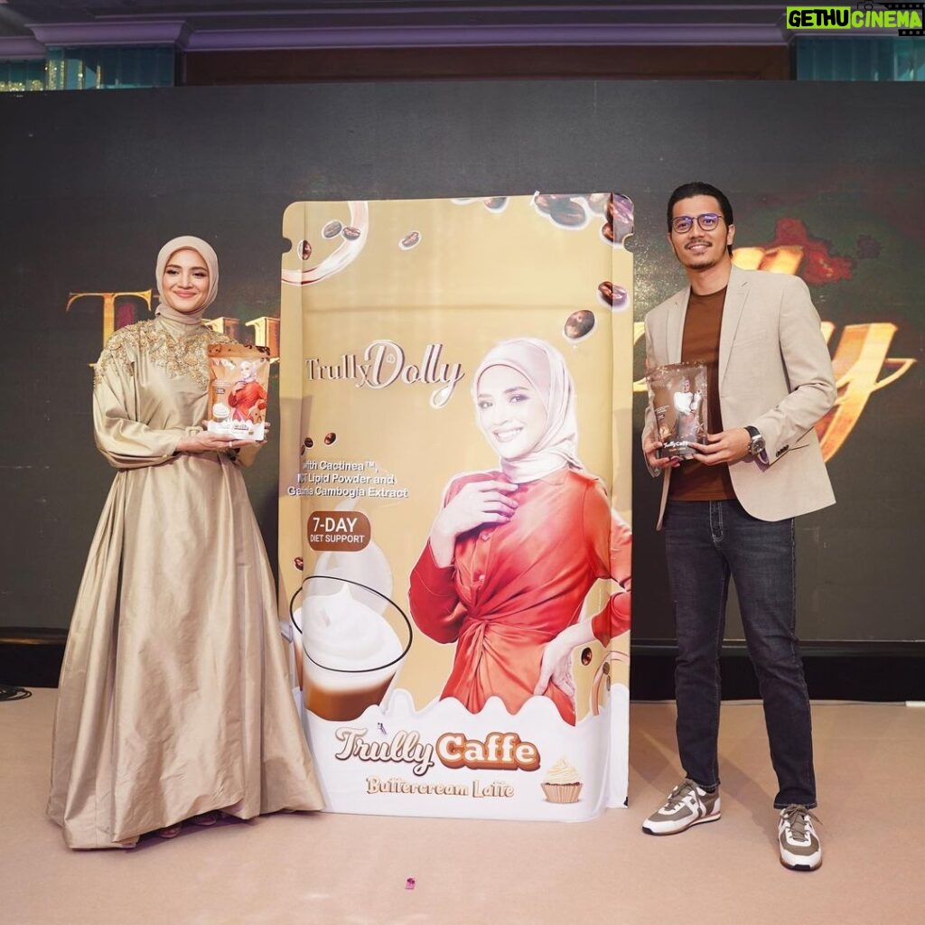 Fattah Amin Instagram - Alhamdulillah pelancaran produk terbaru @trullydolly_hq Terima kasih kepada semua yang hadir dan yang menjayakan majlis ini. TrullyDolly, Trully Jadi! #TrullyDollybyFAZURA #TrullyDolly #7DayDietSupport #ButtercreamLatte #CaffeLatte #TrullyJadi