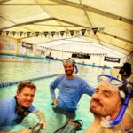 Federico Bal Instagram - Luego del último viaje a Panamá, el curso de BUCEO para poder certificar y obtener el brevet (carnet) era una parada obligada!! Resto del Mundo con @balfederico @diezpepi junto a @buceogalapago que son amigos de la casa y @bal.luciano que ya tiene su certificación, nos anotamos para poder disfrutar de una manera más segura y consciente el mundo subacuático!! Rodrigo, el titular de @buceogalapago nos da de manera intensiva este curso teórico y práctico, que luego finalizará haciendo una ultima inmersión en un lago de Pilar adonde se llevará a cabo la certificación!! Además planificaremos junto a ellos un viaje especial para ir a bucear aplicar todos los conocimientos adquiridos!! En @restodelmundo13 super contentos y tranquilos de estar en mano de los que mejor saben!! Es importante prestar mucha atencion y repetir los ejercicios!! Abajo en el agua a 15 mts de profundidad pueden pasar cosas y uno debe estar preparado para aplicar los conocimientos que te dan en el curso! Además sea cual fuere el destino que tomemos para ir a bucear, siempre estamos protegidos con @universal.assistance Galapago Buceo entrega certificacion CMAS que es válida en todo el mundo y tiene sedes en casi todos los destinos 🤿🤿🤿 #buceo #diving #scuba #snorkeling #scubadiving #scubadive #cursodebuceo #cmas #openwater #oceano #mar #inmersion #estudiante #buzo #bal #restodelmundo #curso #bajoelmar #certificacion #aguasabiertas #escueladebuceo Club El Chasqui