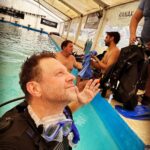 Federico Bal Instagram - Luego del último viaje a Panamá, el curso de BUCEO para poder certificar y obtener el brevet (carnet) era una parada obligada!! Resto del Mundo con @balfederico @diezpepi junto a @buceogalapago que son amigos de la casa y @bal.luciano que ya tiene su certificación, nos anotamos para poder disfrutar de una manera más segura y consciente el mundo subacuático!! Rodrigo, el titular de @buceogalapago nos da de manera intensiva este curso teórico y práctico, que luego finalizará haciendo una ultima inmersión en un lago de Pilar adonde se llevará a cabo la certificación!! Además planificaremos junto a ellos un viaje especial para ir a bucear aplicar todos los conocimientos adquiridos!! En @restodelmundo13 super contentos y tranquilos de estar en mano de los que mejor saben!! Es importante prestar mucha atencion y repetir los ejercicios!! Abajo en el agua a 15 mts de profundidad pueden pasar cosas y uno debe estar preparado para aplicar los conocimientos que te dan en el curso! Además sea cual fuere el destino que tomemos para ir a bucear, siempre estamos protegidos con @universal.assistance Galapago Buceo entrega certificacion CMAS que es válida en todo el mundo y tiene sedes en casi todos los destinos 🤿🤿🤿 #buceo #diving #scuba #snorkeling #scubadiving #scubadive #cursodebuceo #cmas #openwater #oceano #mar #inmersion #estudiante #buzo #bal #restodelmundo #curso #bajoelmar #certificacion #aguasabiertas #escueladebuceo Club El Chasqui