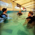 Federico Bal Instagram - Luego del último viaje a Panamá, el curso de BUCEO para poder certificar y obtener el brevet (carnet) era una parada obligada!! Resto del Mundo con @balfederico @diezpepi junto a @buceogalapago que son amigos de la casa y @bal.luciano que ya tiene su certificación, nos anotamos para poder disfrutar de una manera más segura y consciente el mundo subacuático!! Rodrigo, el titular de @buceogalapago nos da de manera intensiva este curso teórico y práctico, que luego finalizará haciendo una ultima inmersión en un lago de Pilar adonde se llevará a cabo la certificación!! Además planificaremos junto a ellos un viaje especial para ir a bucear aplicar todos los conocimientos adquiridos!! En @restodelmundo13 super contentos y tranquilos de estar en mano de los que mejor saben!! Es importante prestar mucha atencion y repetir los ejercicios!! Abajo en el agua a 15 mts de profundidad pueden pasar cosas y uno debe estar preparado para aplicar los conocimientos que te dan en el curso! Además sea cual fuere el destino que tomemos para ir a bucear, siempre estamos protegidos con @universal.assistance Galapago Buceo entrega certificacion CMAS que es válida en todo el mundo y tiene sedes en casi todos los destinos 🤿🤿🤿 #buceo #diving #scuba #snorkeling #scubadiving #scubadive #cursodebuceo #cmas #openwater #oceano #mar #inmersion #estudiante #buzo #bal #restodelmundo #curso #bajoelmar #certificacion #aguasabiertas #escueladebuceo Club El Chasqui