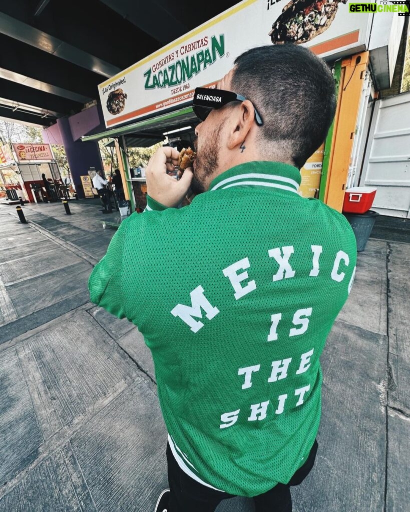 Federico Bal Instagram - Todavía no se bien cómo poner en palabras lo que vivimos estos días. Esta semana en todo México se celebra el día de los muertos y ayer en particular pudimos viajar hasta Mixquic desde Ciudad de México y fue una experiencia realmente alucinante. Poder caminar sus calles, conectar con su gente y darle un valor sumamente distinto al concepto de la muerte tal cual lo conocemos, fue un cambio total de paradigma. Tema aparte fue la generosidad y dulzura de todo el staff del @wmexicocity @whotels ! Realmente uno de los mejores hoteles que estuve en mi vida. Les dejo estas postales a modo de adelanto, pronto lo verán en @restodelmundo13 por @eltrecetv ! México, cada vez gusto más de vos 🇲🇽🥹♥️