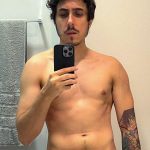 Felipe Castanhari Instagram - Aos poucos o brilho vai voltando ✨ Eu não sou muito de compartilhar minha vida pessoal porque acredito que vocês me sigam muito mais pelo meu conteúdo, mas a verdade é que estive muito doente nos últimos anos, por isso a diminuição nos videos e posts… não vou mentir, foi muito difícil, principalmente porque eu não me reconhecia mais, me arrastava para fazer as tarefas mais simples, e o pior, ainda estava sendo negligente com pessoas que eu amo. Bem, aos poucos estou retomando minha vida, cuidando da minha alimentação, corpo e principalmente da minha mente com ajuda da terapia. Resumindo, se você gosta de mim ou do meu conteúdo, saiba que finalmente estou saindo desse buraco que eu mesmo cavei ❤️ Uma consequência direta da minha melhora é o Canal Nostalgia, que também vai voltar com tudo no Youtube esse ano🔥 Estamos produzindo um documentário sobre a Guerra da Coreia, e também um novo projeto que vai misturar animação, história e o nosso amado @guilhermebriggs. Além disso, finalmente vou conseguir trazer a vida o meu desenho animado, um projeto que venho desenvolvendo ha dois anos e que não vejo a hora de mostrar para vocês. É isso, vamos pra cima e obrigado todos que torcem por mim, vocês também são responsáveis pela minha recuperação 👃🏻👊🏻