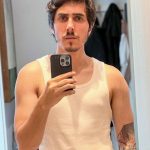Felipe Castanhari Instagram - Aos poucos o brilho vai voltando ✨ Eu não sou muito de compartilhar minha vida pessoal porque acredito que vocês me sigam muito mais pelo meu conteúdo, mas a verdade é que estive muito doente nos últimos anos, por isso a diminuição nos videos e posts… não vou mentir, foi muito difícil, principalmente porque eu não me reconhecia mais, me arrastava para fazer as tarefas mais simples, e o pior, ainda estava sendo negligente com pessoas que eu amo. Bem, aos poucos estou retomando minha vida, cuidando da minha alimentação, corpo e principalmente da minha mente com ajuda da terapia. Resumindo, se você gosta de mim ou do meu conteúdo, saiba que finalmente estou saindo desse buraco que eu mesmo cavei ❤️ Uma consequência direta da minha melhora é o Canal Nostalgia, que também vai voltar com tudo no Youtube esse ano🔥 Estamos produzindo um documentário sobre a Guerra da Coreia, e também um novo projeto que vai misturar animação, história e o nosso amado @guilhermebriggs. Além disso, finalmente vou conseguir trazer a vida o meu desenho animado, um projeto que venho desenvolvendo ha dois anos e que não vejo a hora de mostrar para vocês. É isso, vamos pra cima e obrigado todos que torcem por mim, vocês também são responsáveis pela minha recuperação 👃🏻👊🏻