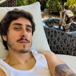 Felipe Castanhari Instagram - Aos poucos o brilho vai voltando ✨ Eu não sou muito de compartilhar minha vida pessoal porque acredito que vocês me sigam muito mais pelo meu conteúdo, mas a verdade é que estive muito doente nos últimos anos, por isso a diminuição nos videos e posts… não vou mentir, foi muito difícil, principalmente porque eu não me reconhecia mais, me arrastava para fazer as tarefas mais simples, e o pior, ainda estava sendo negligente com pessoas que eu amo. Bem, aos poucos estou retomando minha vida, cuidando da minha alimentação, corpo e principalmente da minha mente com ajuda da terapia. Resumindo, se você gosta de mim ou do meu conteúdo, saiba que finalmente estou saindo desse buraco que eu mesmo cavei ❤️ Uma consequência direta da minha melhora é o Canal Nostalgia, que também vai voltar com tudo no Youtube esse ano🔥 Estamos produzindo um documentário sobre a Guerra da Coreia, e também um novo projeto que vai misturar animação, história e o nosso amado @guilhermebriggs. Além disso, finalmente vou conseguir trazer a vida o meu desenho animado, um projeto que venho desenvolvendo ha dois anos e que não vejo a hora de mostrar para vocês. É isso, vamos pra cima e obrigado todos que torcem por mim, vocês também são responsáveis pela minha recuperação 👃🏻👊🏻