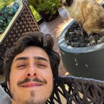 Felipe Castanhari Instagram - Aos poucos o brilho vai voltando ✨ Eu não sou muito de compartilhar minha vida pessoal porque acredito que vocês me sigam muito mais pelo meu conteúdo, mas a verdade é que estive muito doente nos últimos anos, por isso a diminuição nos videos e posts… não vou mentir, foi muito difícil, principalmente porque eu não me reconhecia mais, me arrastava para fazer as tarefas mais simples, e o pior, ainda estava sendo negligente com pessoas que eu amo. Bem, aos poucos estou retomando minha vida, cuidando da minha alimentação, corpo e principalmente da minha mente com ajuda da terapia. Resumindo, se você gosta de mim ou do meu conteúdo, saiba que finalmente estou saindo desse buraco que eu mesmo cavei ❤️ Uma consequência direta da minha melhora é o Canal Nostalgia, que também vai voltar com tudo no Youtube esse ano🔥 Estamos produzindo um documentário sobre a Guerra da Coreia, e também um novo projeto que vai misturar animação, história e o nosso amado @guilhermebriggs. Além disso, finalmente vou conseguir trazer a vida o meu desenho animado, um projeto que venho desenvolvendo ha dois anos e que não vejo a hora de mostrar para vocês. É isso, vamos pra cima e obrigado todos que torcem por mim, vocês também são responsáveis pela minha recuperação 👃🏻👊🏻