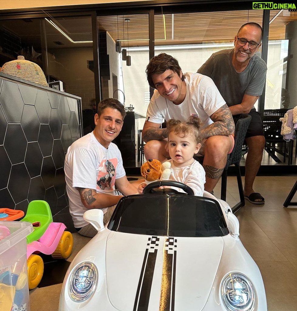 Felipe Prior Instagram - Feliz dia dos pais. Para todos que me seguem aqui Atibaia, Sao Paulo, Brazil