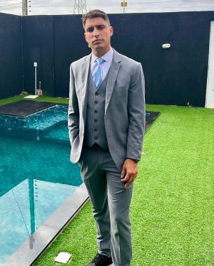 Felipe Prior Instagram - Mais uma missão concluída, dessa vez padrinho e madrinha. Obrigada @newstarfashion pela minha roupa e da minha namorada, estávamos muito chics!