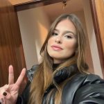 Felipe Prior Instagram - Tudo começou em 2022, em Campos do Jordão. Apareceu essa menina linda na festa pedindo para tirar uma foto, mas logo percebi que era algo a mais que a foto… ou melhor não tinha nada de foto . Tinha uma gata que aparece na foto aí, inteligente ( eu também fui inteligente, se liga na foto ) kkkkkk ….inspiradora, companheira e que tem os mesmo objetivos que eu. Ser feliz, viajar e trabalhar pra poder ser feliz, viajar e trabalhar. Sou uma merda pra escrever, mas acho q vocês entenderam… ela é foda… eu sabendo tudo sobre os namoros dos outros e sempre achando que era chato, queimei a língua e me apaixonei por ela . É isso feliz dia dos namorados @jessicacastrosc Orlando, Florida