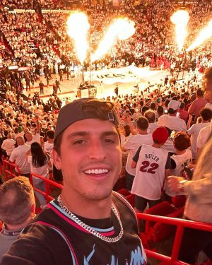 Felipe Prior Instagram - Me despedindo de Miami com um até breve. Ainda sem acreditar na experiência de acompanhar os jogos finais da NBA, é muito mais que esporte, é um espetáculo à parte, só posso dizer que foi animal ver de perto tudo isso, os caras jogam muito, triste pelo meu time Miami Heat, que não conseguiu uma vitória. Obrigado @starplusbr e @espnbrasil , pelo convite, foi animal. Partiu Orlando que a aventura ainda não acabou. 😜