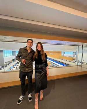 Felipe Prior Instagram - Tudo começou em 2022, em Campos do Jordão. Apareceu essa menina linda na festa pedindo para tirar uma foto, mas logo percebi que era algo a mais que a foto… ou melhor não tinha nada de foto . Tinha uma gata que aparece na foto aí, inteligente ( eu também fui inteligente, se liga na foto ) kkkkkk ….inspiradora, companheira e que tem os mesmo objetivos que eu. Ser feliz, viajar e trabalhar pra poder ser feliz, viajar e trabalhar. Sou uma merda pra escrever, mas acho q vocês entenderam… ela é foda… eu sabendo tudo sobre os namoros dos outros e sempre achando que era chato, queimei a língua e me apaixonei por ela .  É isso feliz dia dos namorados @jessicacastrosc