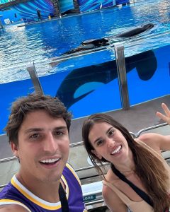 Felipe Prior Instagram - Tudo começou em 2022, em Campos do Jordão. Apareceu essa menina linda na festa pedindo para tirar uma foto, mas logo percebi que era algo a mais que a foto… ou melhor não tinha nada de foto . Tinha uma gata que aparece na foto aí, inteligente ( eu também fui inteligente, se liga na foto ) kkkkkk ….inspiradora, companheira e que tem os mesmo objetivos que eu. Ser feliz, viajar e trabalhar pra poder ser feliz, viajar e trabalhar. Sou uma merda pra escrever, mas acho q vocês entenderam… ela é foda… eu sabendo tudo sobre os namoros dos outros e sempre achando que era chato, queimei a língua e me apaixonei por ela . É isso feliz dia dos namorados @jessicacastrosc Orlando, Florida