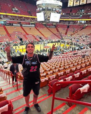 Felipe Prior Instagram - Me despedindo de Miami com um até breve. Ainda sem acreditar na experiência de acompanhar os jogos finais da NBA, é muito mais que esporte, é um espetáculo à parte, só posso dizer que foi animal ver de perto tudo isso, os caras jogam muito, triste pelo meu time Miami Heat, que não conseguiu uma vitória. Obrigado @starplusbr e @espnbrasil , pelo convite, foi animal. Partiu Orlando que a aventura ainda não acabou. 😜