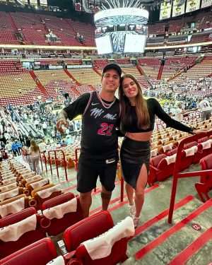 Felipe Prior Instagram - Me despedindo de Miami com um até breve. Ainda sem acreditar na experiência de acompanhar os jogos finais da NBA, é muito mais que esporte, é um espetáculo à parte, só posso dizer que foi animal ver de perto tudo isso, os caras jogam muito, triste pelo meu time Miami Heat, que não conseguiu uma vitória. Obrigado @starplusbr e @espnbrasil , pelo convite, foi animal. Partiu Orlando que a aventura ainda não acabou. 😜