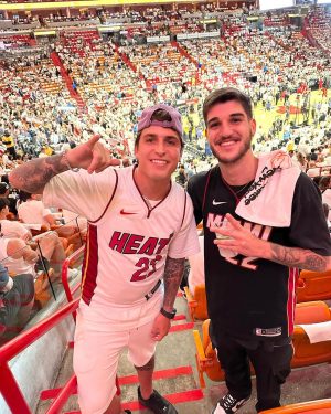 Felipe Prior Instagram - Me despedindo de Miami com um até breve. Ainda sem acreditar na experiência de acompanhar os jogos finais da NBA, é muito mais que esporte, é um espetáculo à parte, só posso dizer que foi animal ver de perto tudo isso, os caras jogam muito, triste pelo meu time Miami Heat, que não conseguiu uma vitória. Obrigado @starplusbr e @espnbrasil , pelo convite, foi animal. Partiu Orlando que a aventura ainda não acabou. 😜