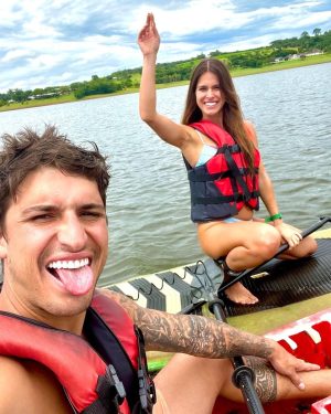 Felipe Prior Instagram - Dois meses me aguentando @jessicacastrosc
