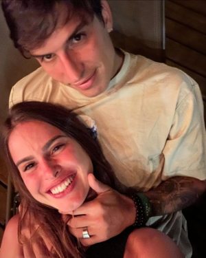Felipe Prior Instagram - Quem diria- 1 ano de namoro
Quem diria- Prior namorando
Quem diria- Prior Gostando de alguém 
Durante 30 anos eu fiquei escolhendo a pessoa certa e posso dizer que acertei.
É até engraçado eu falar que durante os piores dias da minha vida eu estava tendo os melhores momentos da minha vida.
Parece que você apareceu no momento que eu mais precisava, momento que mais pessoas viraram a cara pra mim, momento que a chave virou, muita gente me conhecia pela tv e me admirava por ser esse menino mlkao engraçado e do bem , começou a se afastar de mim por medo de cancelamento ou medo de algo negativo pudesse acontecer com sua propria carreira. Mas você sempre esteve ao meu lado, me colocando pra cima e me ajudando a superar tudo, sem ter medo. Me mostrando quem realmente eu sou, porque sim em varios momentos me fechei, senti medo , mesmo sabendo quem sou. E que tudo que estão falando de mim não condiz comigo. 
Sempre tive um espelho dentro de casa, meu pai e minha mãe, estão juntos a mais de 45 anos num relacionamento de parceria. onde um torce pelo outro , um quer a evolução do outro. 
Sempre quis isso para mim, mas não me permitia a gostar de alguém ou tinha a desconfiança em todo mundo, queria achar a pessoa perfeita, sem defeitos e vi que sim todo mundo tem defeito e o relacionamento ajuda você saber respeitar o defeito do outro, mesmo que não concorde kkkk. 
Vou repetir sempre isso - Você apareceu no momento que eu mais precisava. Tenho certeza que Deus viu que eu precisava de uma pessoa corajosa como você, que tem uma historia incrivel e que gosta de dinheiro e de trabalhar assim como eu.
 Você é foda, te amo muito e obrigado por ser essa mulher incrivel e corajosa que todo dia me deixa mais apaixonado. 
obs- eu sou muito ruim pra escrever, a mensagem principal é - Você apareceu no momento que eu mais precisava, obrigado por tudo. te amo. 
Deus obrigado por esse presente.