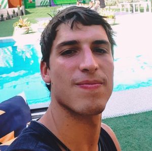 Felipe Prior Instagram - Galera tava aqui pensando . Acho q to precisando entrar no bbb de novo . Para ficar na xepa, olhem quanto que eu emagreci. Hahaha quem tá focado e disposta a ganhar o programa não fica reclamando. Eu fiquei 7 semana na xepa direto e foi uma esperiencia do caramba . Ficaria 3 meses para vencer e sem reclamar.  Hahahahaha
Entrei de um jeito e saí a capa da gaita.