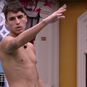 Felipe Prior Instagram - Galera tava aqui pensando . Acho q to precisando entrar no bbb de novo . Para ficar na xepa, olhem quanto que eu emagreci. Hahaha quem tá focado e disposta a ganhar o programa não fica reclamando. Eu fiquei 7 semana na xepa direto e foi uma esperiencia do caramba . Ficaria 3 meses para vencer e sem reclamar.  Hahahahaha
Entrei de um jeito e saí a capa da gaita.