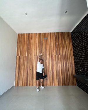 Felipe Prior Instagram - Nada melhor do que acordar cedo e ver o resultado da sua dedicação,  dando certo . Tudo que deixamos de fazer tem um propósito. Abrir mão as vezes faz parte, deixar de fazer algo que muito quer tem seus benefícios quando você consegue ver o propósito de tudo . Deus é maravilhoso e sabe de tudo. Nunca perca sua fé e acredite que tudo vai dar certo. Quem diria que com 21 anos um jovem que cursava arquitetura e se dedicava a juntar dinheiro do estágio e fazer 3 trabalhos ao mesmo tempo. Pra comprar seu primeiro terreno. Um dia ia estar construindo o seu sonho de fazer suas casas para venda. Isso é só o começo . Obrigado Deus . Tudo vai dar certo. Obrigado 🙏🏼🙏🏼 
Vão querer te derrubar mas não vão conseguir . Podem tirar tudo que tenho mas eu sou forte e vou recuperar com o apoio de Deus .
