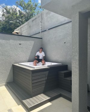 Felipe Prior Instagram - Nada melhor do que acordar cedo e ver o resultado da sua dedicação,  dando certo . Tudo que deixamos de fazer tem um propósito. Abrir mão as vezes faz parte, deixar de fazer algo que muito quer tem seus benefícios quando você consegue ver o propósito de tudo . Deus é maravilhoso e sabe de tudo. Nunca perca sua fé e acredite que tudo vai dar certo. Quem diria que com 21 anos um jovem que cursava arquitetura e se dedicava a juntar dinheiro do estágio e fazer 3 trabalhos ao mesmo tempo. Pra comprar seu primeiro terreno. Um dia ia estar construindo o seu sonho de fazer suas casas para venda. Isso é só o começo . Obrigado Deus . Tudo vai dar certo. Obrigado 🙏🏼🙏🏼 
Vão querer te derrubar mas não vão conseguir . Podem tirar tudo que tenho mas eu sou forte e vou recuperar com o apoio de Deus .