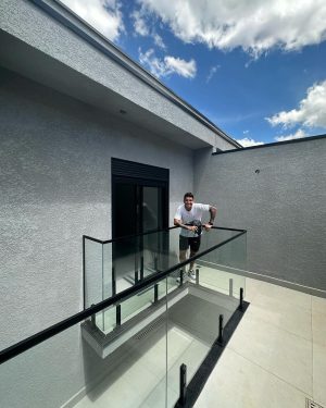 Felipe Prior Instagram - Nada melhor do que acordar cedo e ver o resultado da sua dedicação,  dando certo . Tudo que deixamos de fazer tem um propósito. Abrir mão as vezes faz parte, deixar de fazer algo que muito quer tem seus benefícios quando você consegue ver o propósito de tudo . Deus é maravilhoso e sabe de tudo. Nunca perca sua fé e acredite que tudo vai dar certo. Quem diria que com 21 anos um jovem que cursava arquitetura e se dedicava a juntar dinheiro do estágio e fazer 3 trabalhos ao mesmo tempo. Pra comprar seu primeiro terreno. Um dia ia estar construindo o seu sonho de fazer suas casas para venda. Isso é só o começo . Obrigado Deus . Tudo vai dar certo. Obrigado 🙏🏼🙏🏼 
Vão querer te derrubar mas não vão conseguir . Podem tirar tudo que tenho mas eu sou forte e vou recuperar com o apoio de Deus .