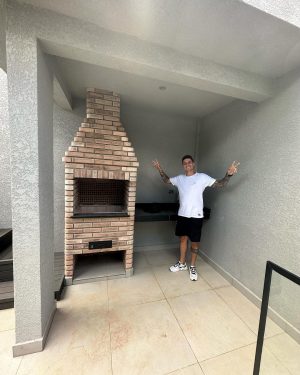 Felipe Prior Instagram - Nada melhor do que acordar cedo e ver o resultado da sua dedicação,  dando certo . Tudo que deixamos de fazer tem um propósito. Abrir mão as vezes faz parte, deixar de fazer algo que muito quer tem seus benefícios quando você consegue ver o propósito de tudo . Deus é maravilhoso e sabe de tudo. Nunca perca sua fé e acredite que tudo vai dar certo. Quem diria que com 21 anos um jovem que cursava arquitetura e se dedicava a juntar dinheiro do estágio e fazer 3 trabalhos ao mesmo tempo. Pra comprar seu primeiro terreno. Um dia ia estar construindo o seu sonho de fazer suas casas para venda. Isso é só o começo . Obrigado Deus . Tudo vai dar certo. Obrigado 🙏🏼🙏🏼 
Vão querer te derrubar mas não vão conseguir . Podem tirar tudo que tenho mas eu sou forte e vou recuperar com o apoio de Deus .