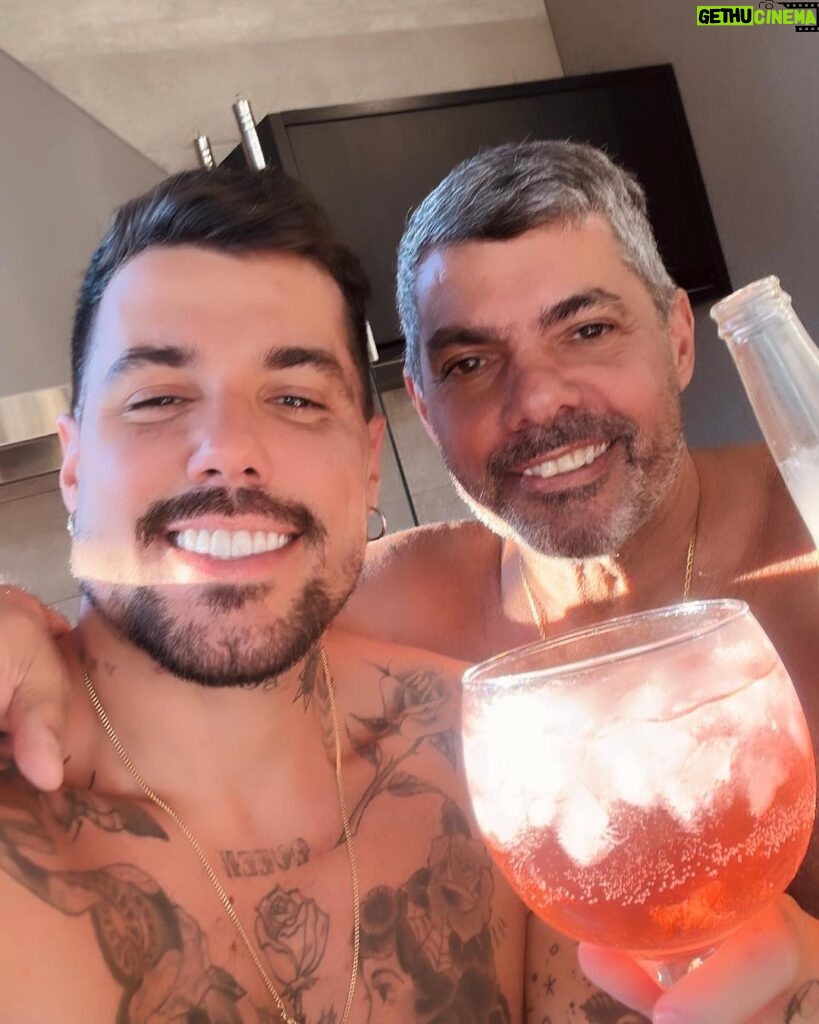 Felipe Ribeiro Instagram - O maior amor do mundo, o amor de pai 🤍 feliz dia dos pais a esses caras que me ensinaram e me demonstraram na prática como ser o melhor pai do mundo! Amo vocês 🤍