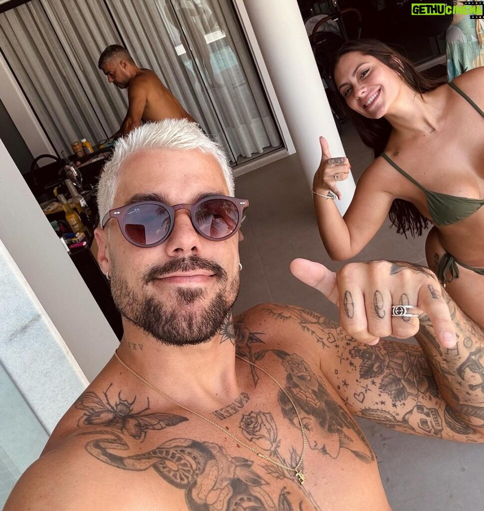 Felipe Ribeiro Instagram - Puro suco do rio de janeiro, cabelo platinado na @barbeer, cerveja gelada, bolão de sunga, criançada brincando! voltamos as raizes pra esse fim de ano Barra da Tijuca