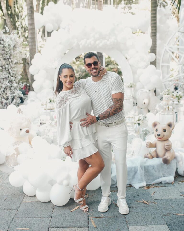 Felipe Ribeiro Instagram - Papai e mamãe fingindo normalidade mas por dentro a ansiedade tomando conta! Que dia especial 🤍 Produção: @eukadurodrigues Decoração: @vivodesejo Balões: @suafestarapida