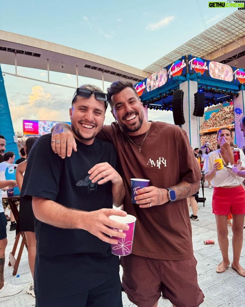 Felipe Ribeiro Instagram - A gente é isso! Uns 20 anos juntos, pra mais de 50 @tardezinha , e sempre essa energia 🩵 parabéns pelo seu dia! Juntos sempre @novinho te amo