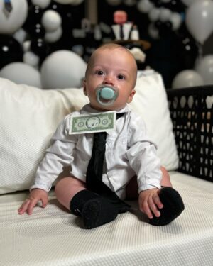 Felipe Ribeiro Instagram - 6 MESES DO NOSSO PODEROSO DONZINHO 👶🏻
🖤🖤🖤🖤🖤🖤

(Deu tudo certo os docinhos e o bolo, pra quem acompanhou a tour 🙌🏼🤣)