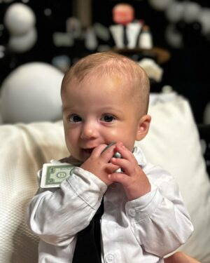 Felipe Ribeiro Instagram - 6 MESES DO NOSSO PODEROSO DONZINHO 👶🏻
🖤🖤🖤🖤🖤🖤

(Deu tudo certo os docinhos e o bolo, pra quem acompanhou a tour 🙌🏼🤣)