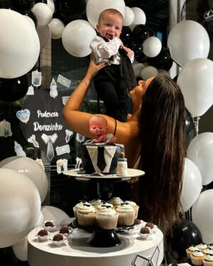 Felipe Ribeiro Instagram - 6 MESES DO NOSSO PODEROSO DONZINHO 👶🏻
🖤🖤🖤🖤🖤🖤

(Deu tudo certo os docinhos e o bolo, pra quem acompanhou a tour 🙌🏼🤣)