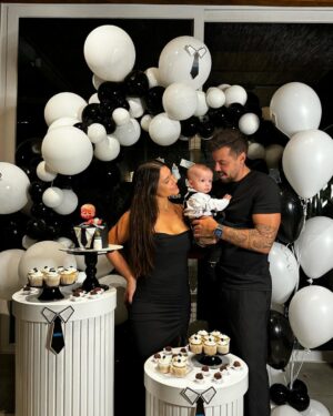 Felipe Ribeiro Instagram - 6 MESES DO NOSSO PODEROSO DONZINHO 👶🏻
🖤🖤🖤🖤🖤🖤

(Deu tudo certo os docinhos e o bolo, pra quem acompanhou a tour 🙌🏼🤣)
